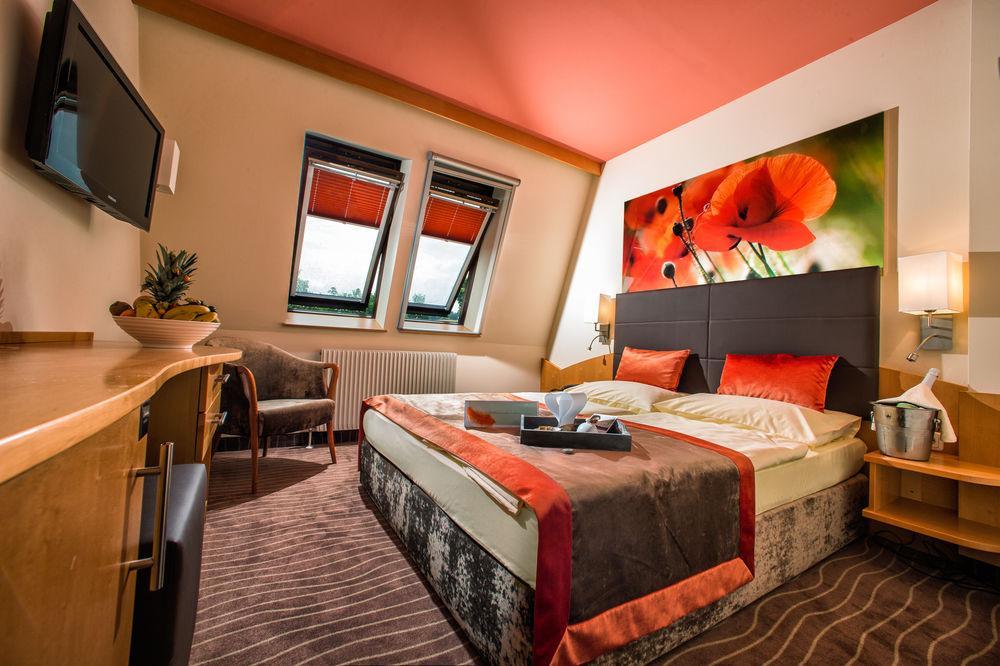 Hotel Vier Jahreszeiten Loipersdorf Loipersdorf bei Fuerstenfeld Bagian luar foto