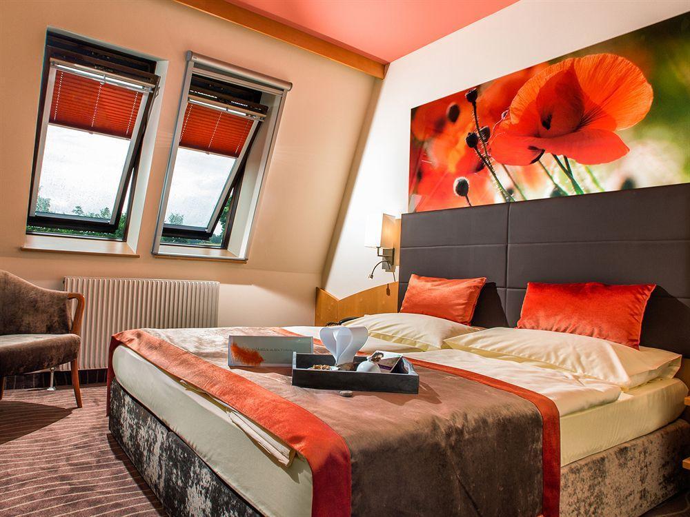 Hotel Vier Jahreszeiten Loipersdorf Loipersdorf bei Fuerstenfeld Bagian luar foto